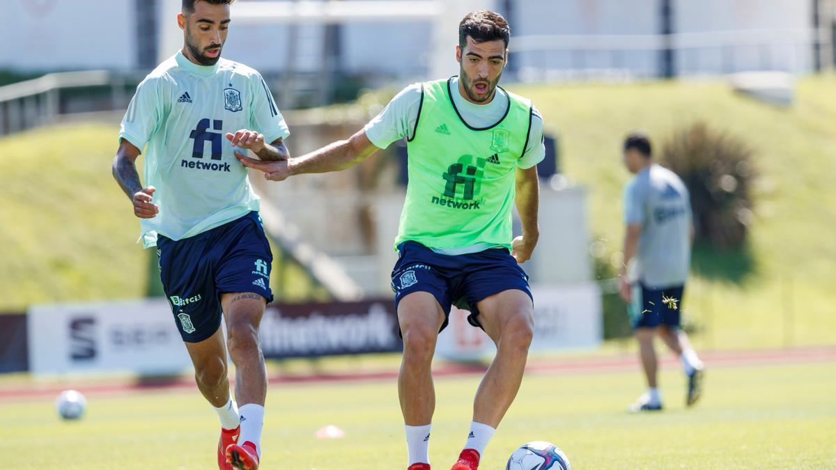 Brais Méndez disputa un balón a Mikel Merino durante un entrenamiento de la selección española en Las Rozas