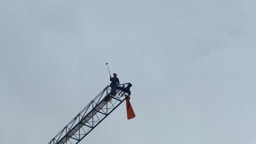 Der Baukran-Demonstrant auf der Spitze des Schwenkarms.