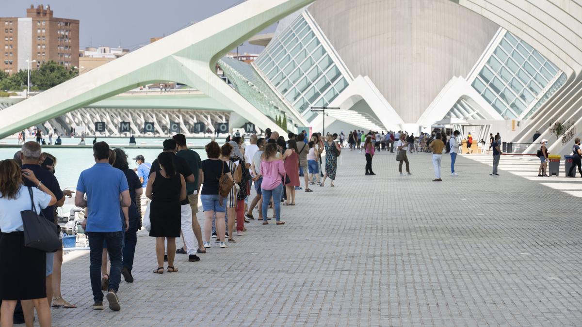 Colas en el vacunódromo de la Ciudad de las Artes.