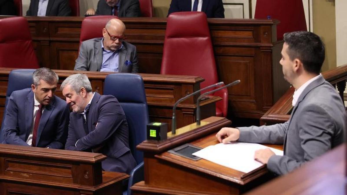 David Toledo interviene en la tribuna del Parlamento de Canarias en presencia del presidente Fernando Clavijo, el vicepresidente Manuel Domínguez y el portavoz de CC, José Miguel Barragán.