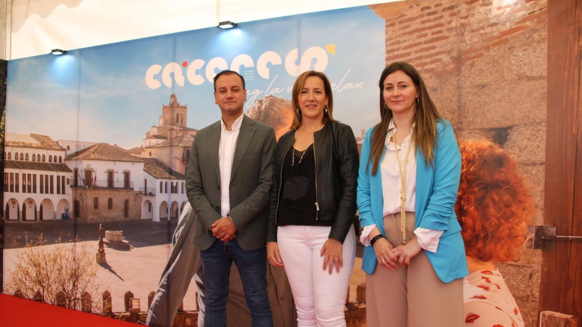 Pablo Miguel López, Elisabeth Martín e Isabel Ruiz, en el estand de la Diputación de Cáceres en la Feria del Queso.