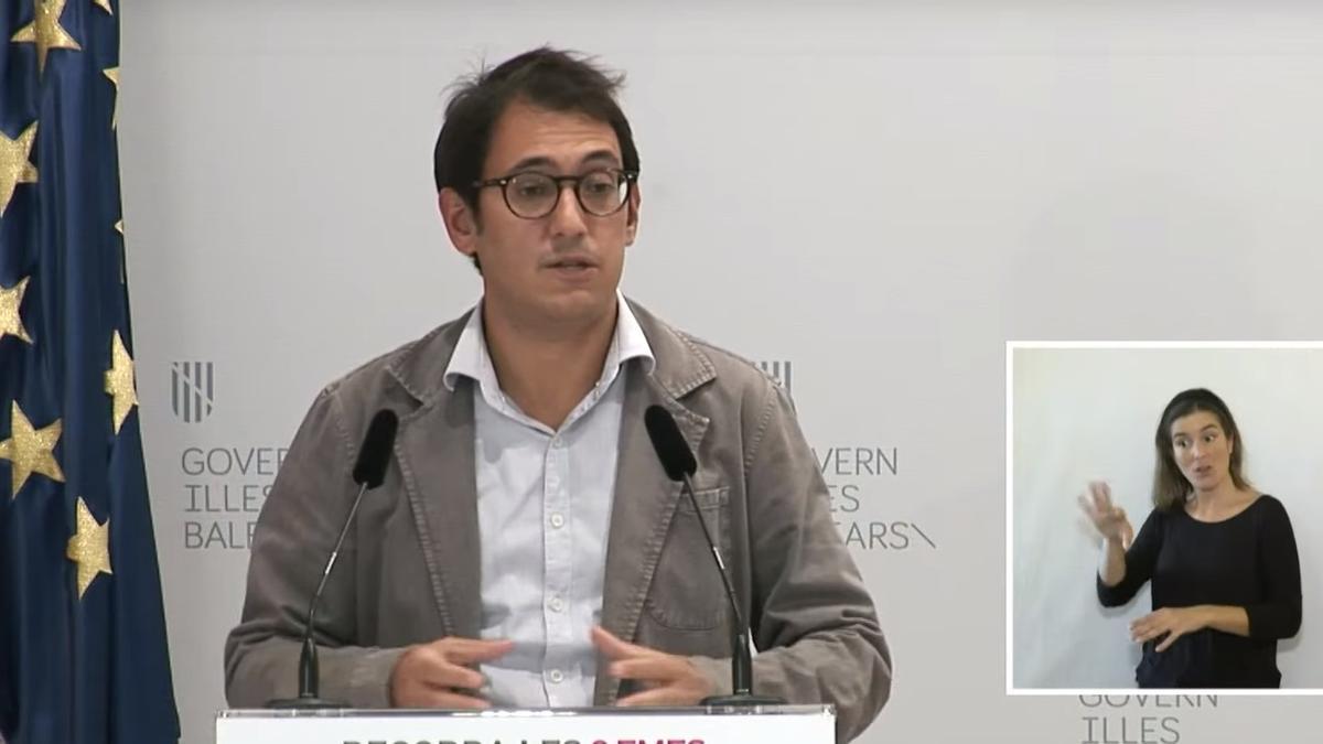 Iago Negueruela, Sprecher der Balearen-Regierung und Tourismusminister, bei der Pressekonferenz am Montag (25.10.)