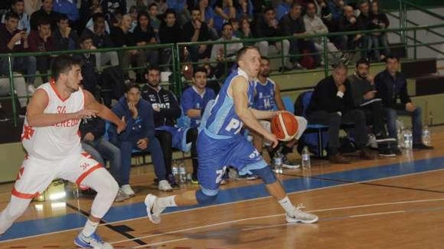 Victor Holmberg, en una jugada del curso pasado. // Santos Álvarez