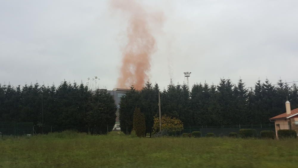 Nube de humo rojo procedente de Arcelor