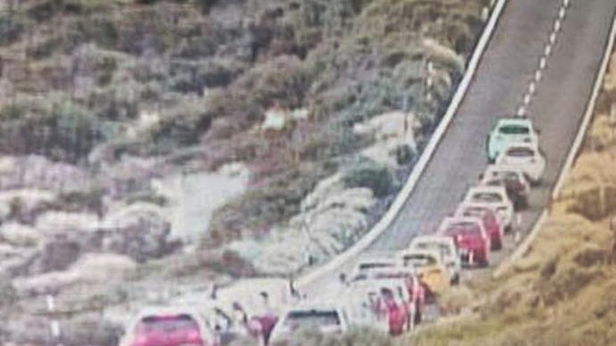 El Teide se convierte en el escenario de botellones y carreras ilegales de coches