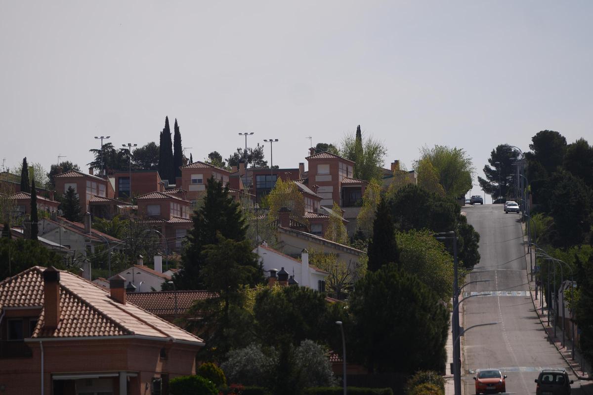 Chalés de la urbanización de Los Pinos, de alto poder adquisitivo, en Olías del Rey.