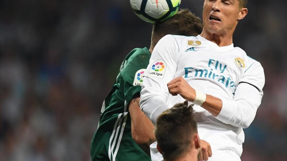 Cristiano Ronaldo remata de cabeza durante el primer tiempo del partido contra el Betis