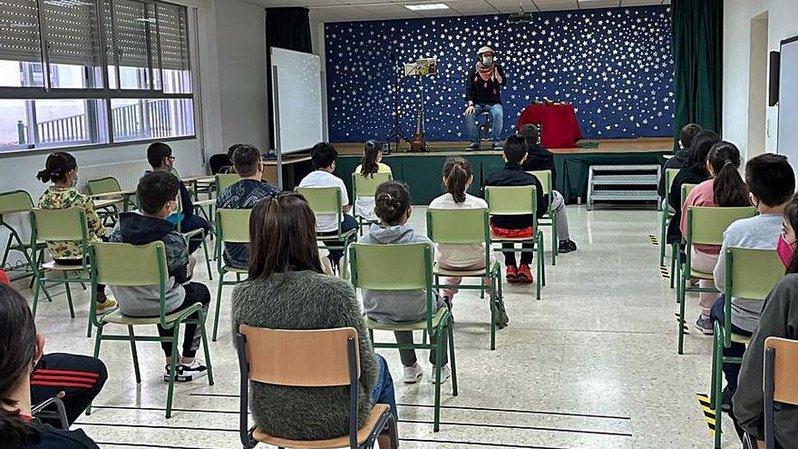 Representación teatral de onte no colexio Magaláns.