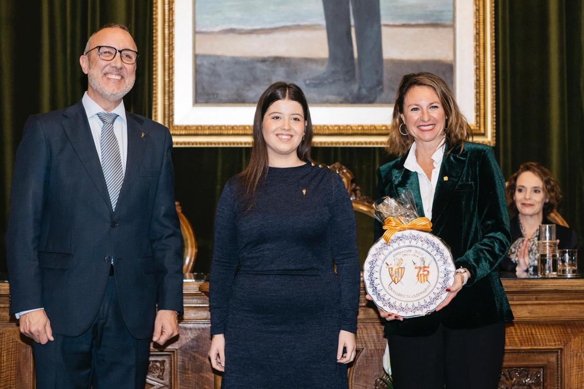 El prohom y Na Violant 2026, Victoria Arcos, han hecho entrega a la alcaldesa de un plato de cerámica con el escudo de la Germandat y el logotipo del 75 aniversario.