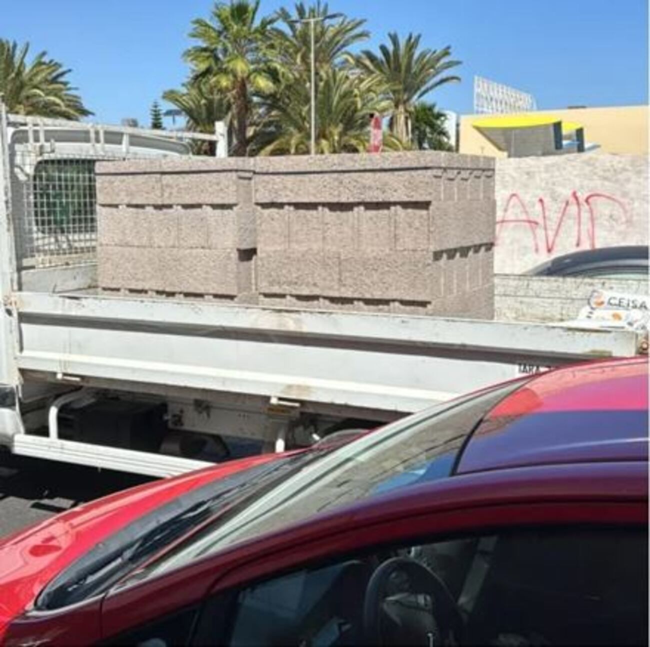 A fire forces the evacuation of a building with squatters in Vecindario
