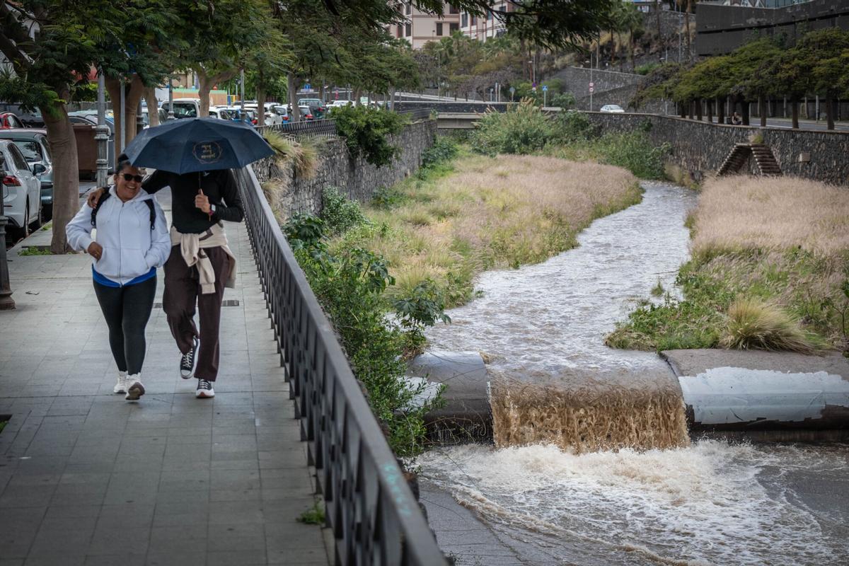 El agua corre por los barrancos de Tenerife tras el paso de una borrasca anterior.