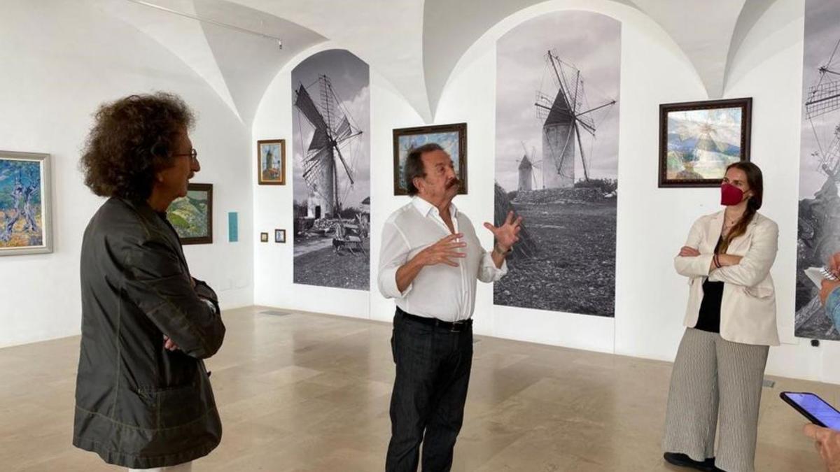 Cuki y Carles Pons, nietos del artista, presentaron la muestra. |