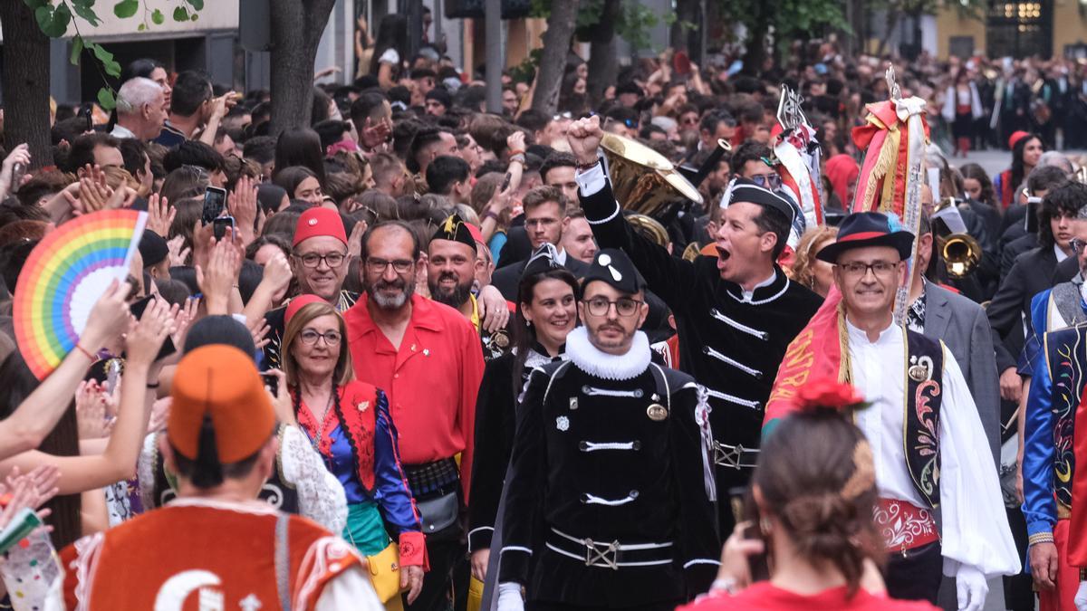 El alcalde de Elda saludando al público durante un pasacalles con el resto de autoridades.