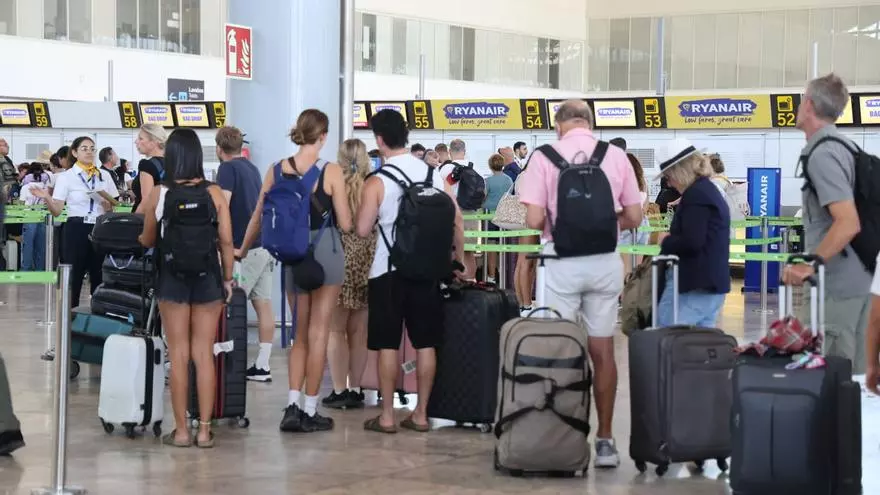 El aeropuerto Alicante-Elche: una terminal llena y con escasa incidencia por la huelga