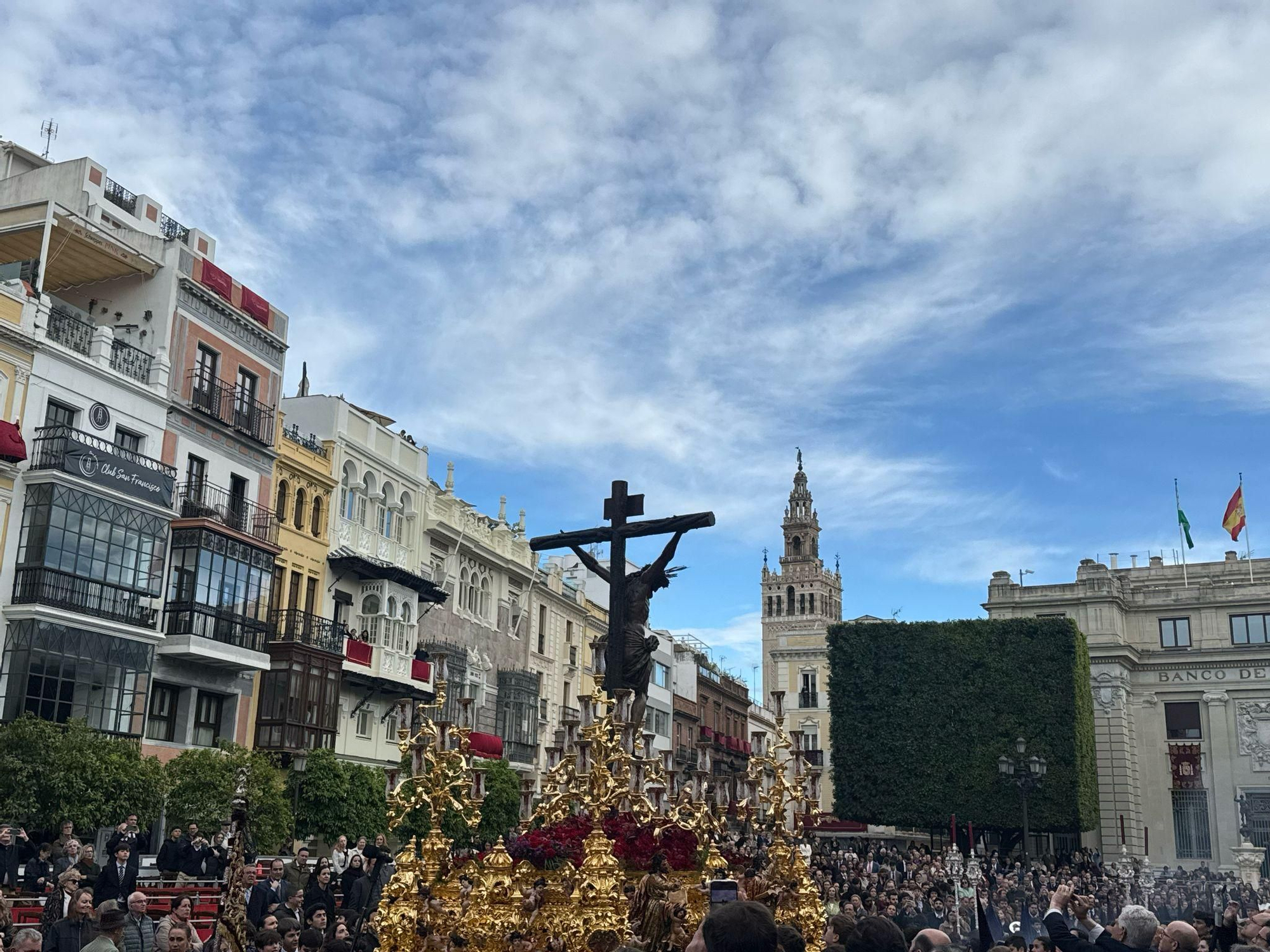 El Cristo de la Sangre de San Benito por los palcos de la Plaza de San Francisco