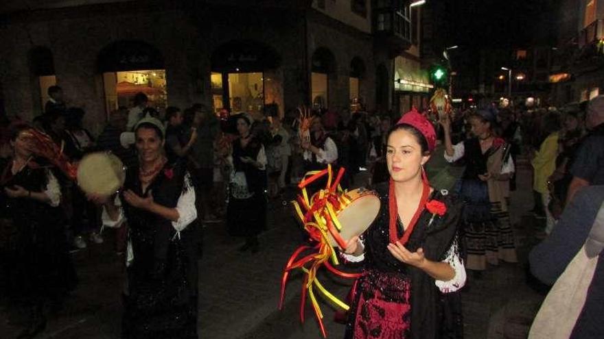 Mujeres ataviadas con el traje de aldeana durante la hoguera.