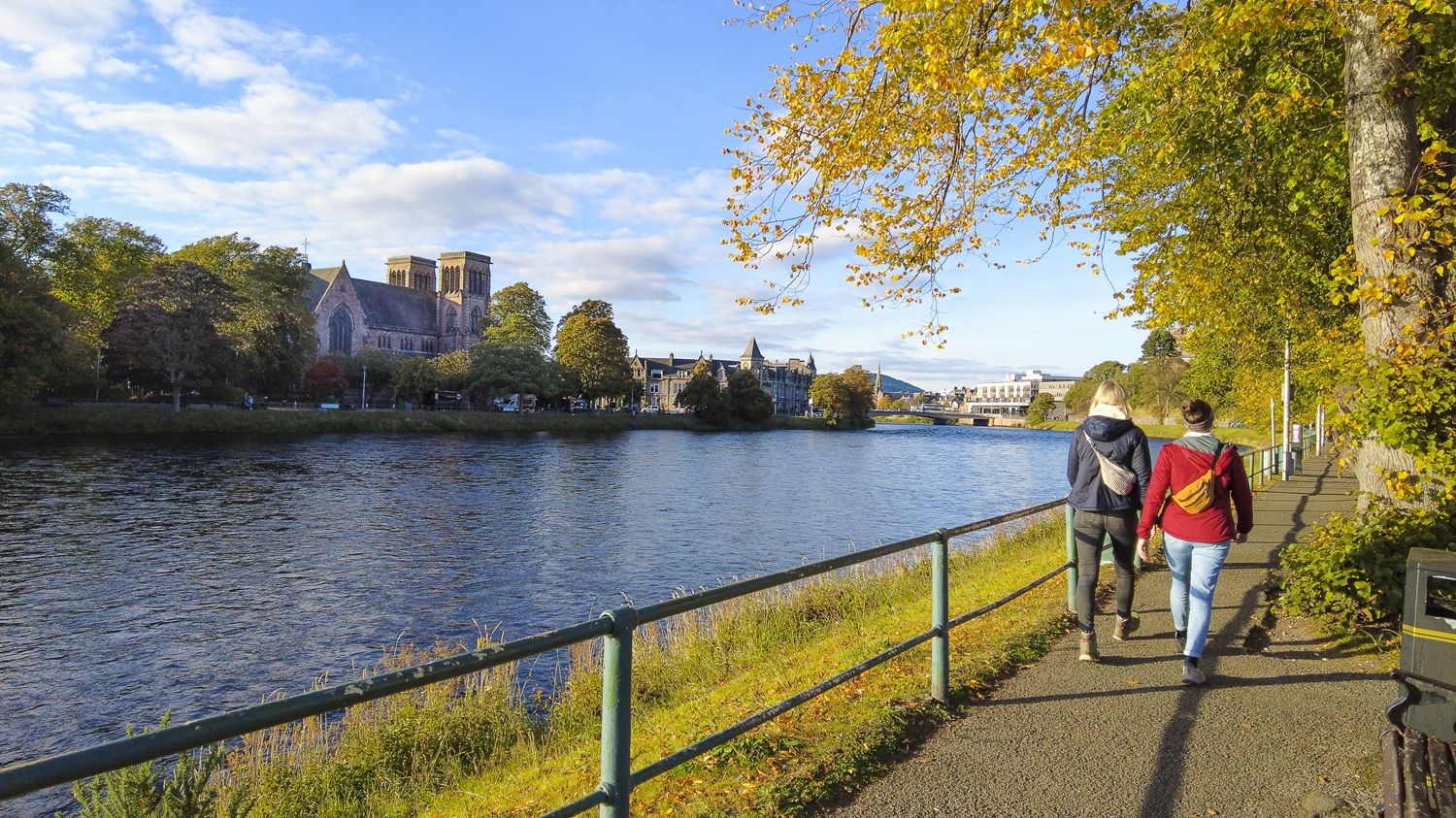 Paseo a orillas del Ness en la ciudad de Inverness.