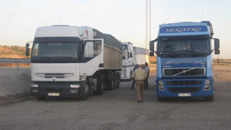 Unos transportistas esperan turno para entregar remolacha a la azucarera de Toro.