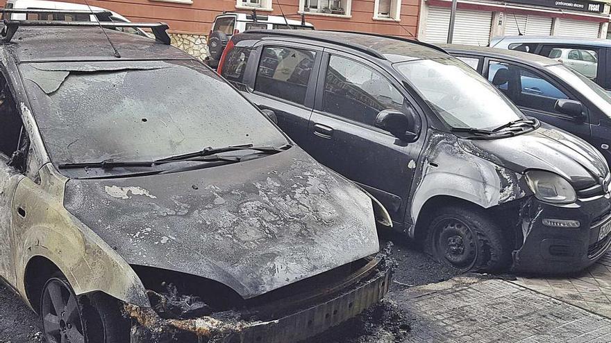 Dos coches afectados por el fuego declarado el domingo de madrugada en la calle Poeta Guillem Colom, en s&#039;Escorxador.