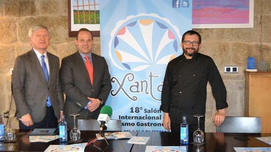 El alcalde de Maceda con el cocinero y el gerente de Xantar. // FdV