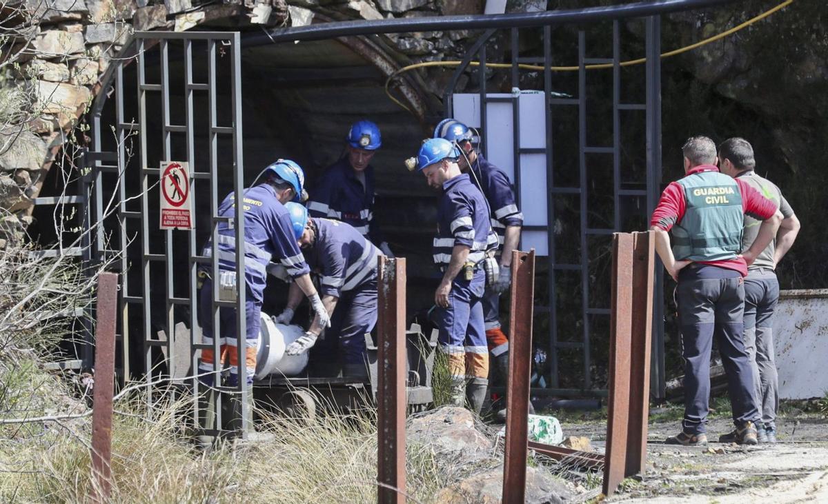 Miembros de la brigada minera y agentes de la Guardia Civil acceden a la mina de Cerredo tras el accidente.  | LNE