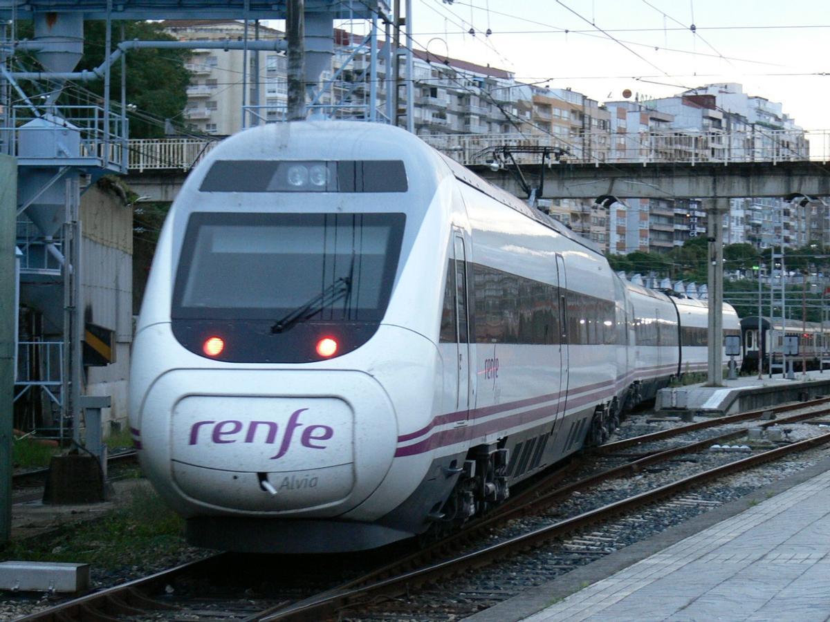 Tren de Renfe de la Serie 120 en una imagen de archivo en la estación de Urzáiz