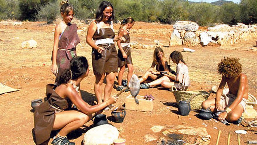 Un grupo de teatro aficionado de Felanitx representó cómo debía ser una jornada cualquiera de una familia del este de Mallorca en el 1.500 a.C