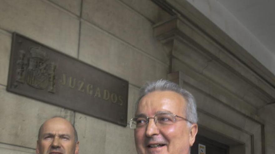 El exconsejero andaluz de Empleo Antonio Fernández, en un receso hoy, viernes 20 de abril de 2012, en los juzgados de Sevilla donde declara ante la juez Mercedes Alaya, que investiga los Expedientes de Regulación de Empleo (ERE) fraudulentos detectados en la Junta de Andalucía, y al que ha definido como autor intelectual del &quot;sistema operativo&quot; y le ha imputado seis delitos.