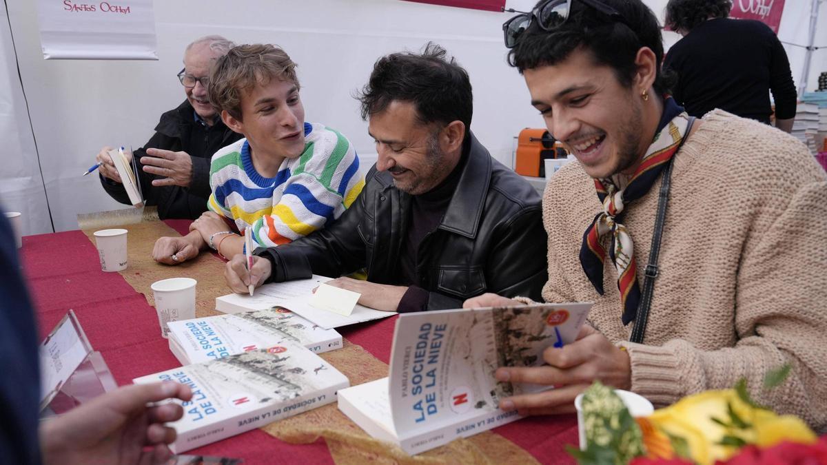 De izquierda a derecha, Pablo Vierci, Santiago Vaca, J.A. Bayona y Simón Hempe firmando ejemplares en Sant Jordi de &#039;La sociedad de la nieve’.