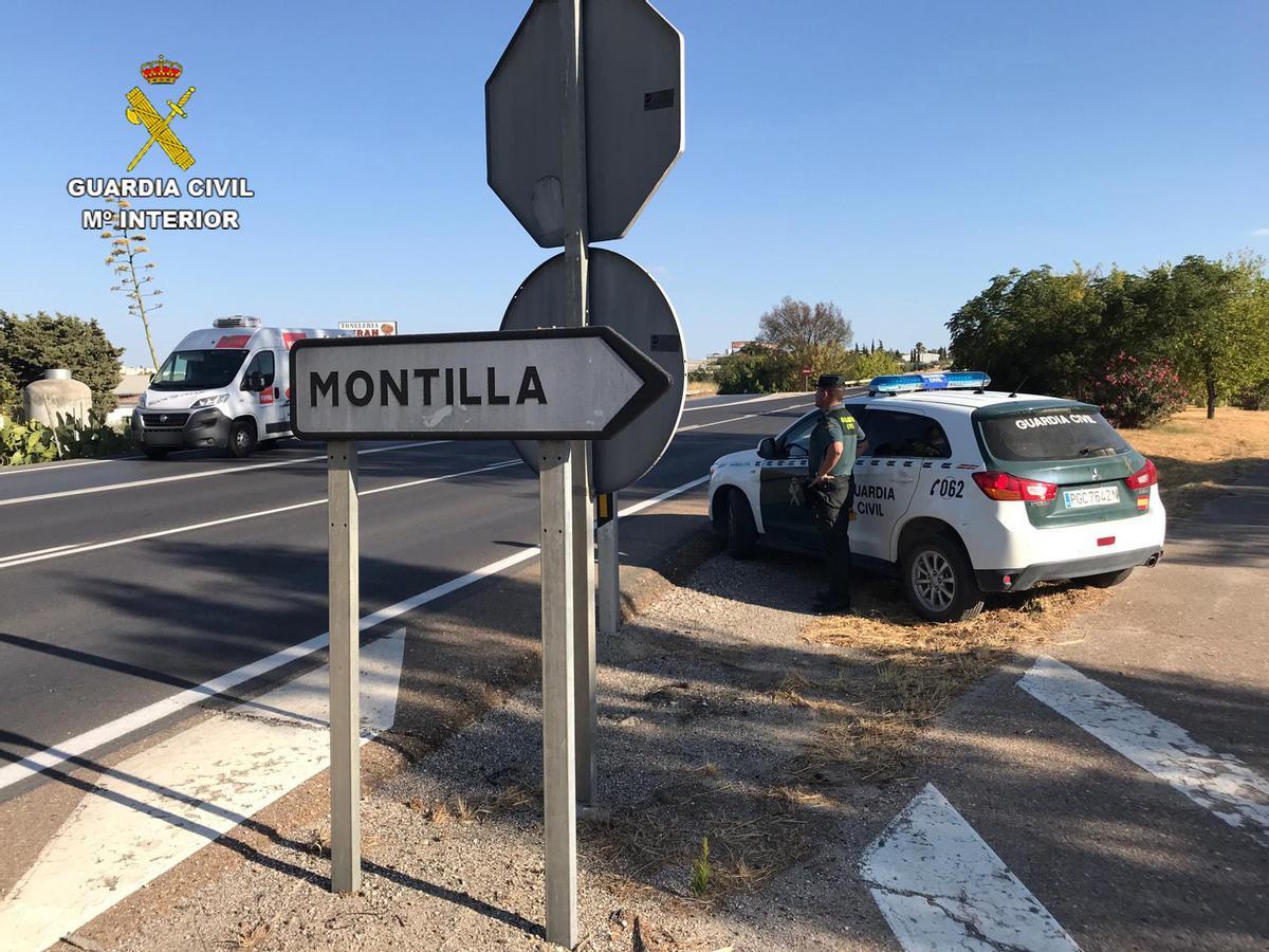 Un agente de la Guardia Civil de Montilla durante un servicio.