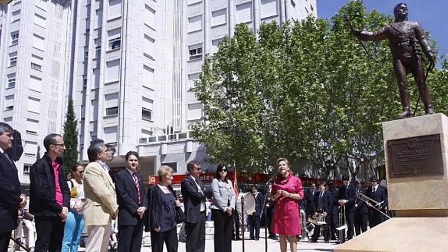 Discurso de la alcaldesa en el acto inaugural en presencia, entre otros, de Ricardo Flecha, Piedad Isidro -viuda de Abrantes- y Miguel Ángel Mateos.