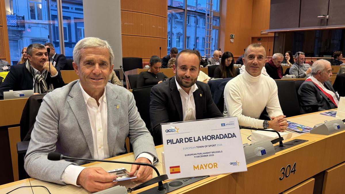 Un momento de la entrega de distinciones de el Parlamento Europeo con el alcalde de Pilar de la Horadada