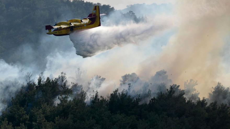 La Comissió Europea adverteix que Grècia afronta l’«incendi més gran» registrat a la UE