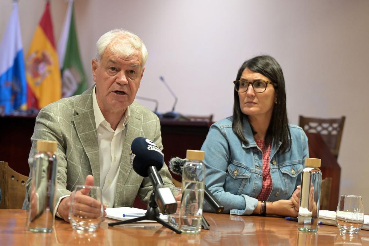 Alpidio Armas, presidente del Cabildo de El Hierro, y la portavoz socialista Ana González, este viernes en rueda de prensa en la sede de la corporación insular.