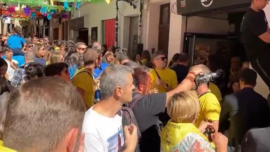 Tapa, bebida y pañuelos amarillos en una abarrotada calle de los Herreros de Zamora