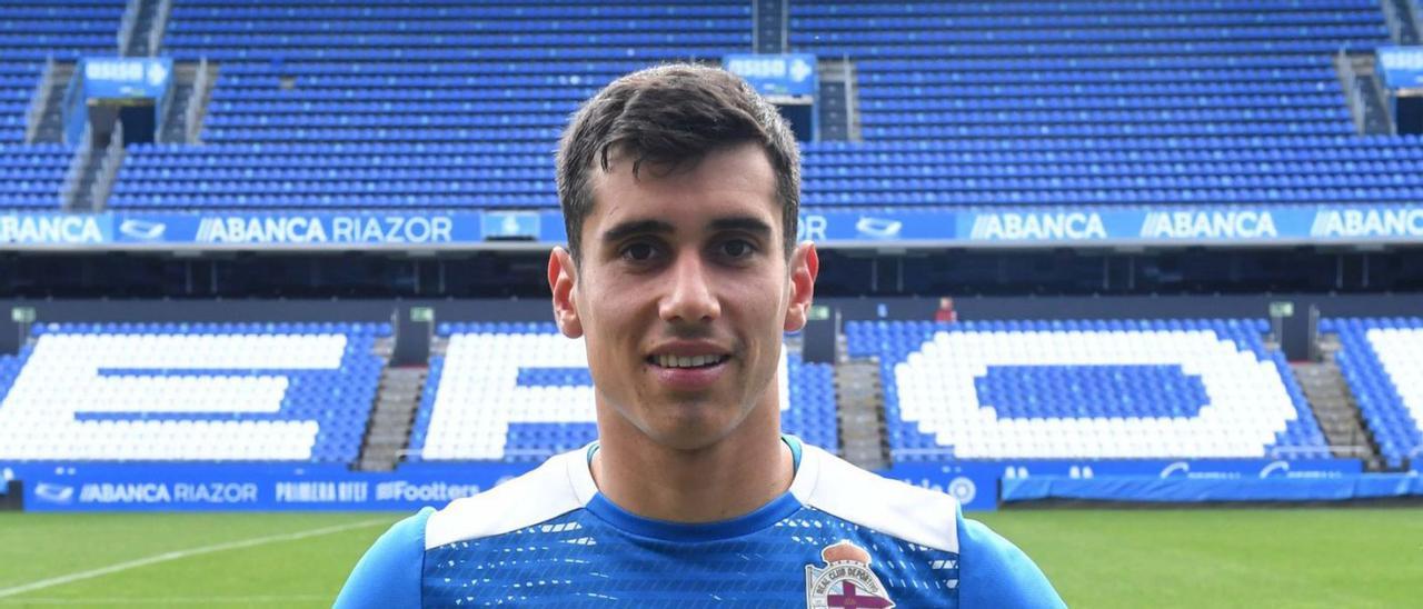 Diego Villares, ayer en el estadio de Riazor después del entrenamiento. |  // VÍCTOR ECHAVE