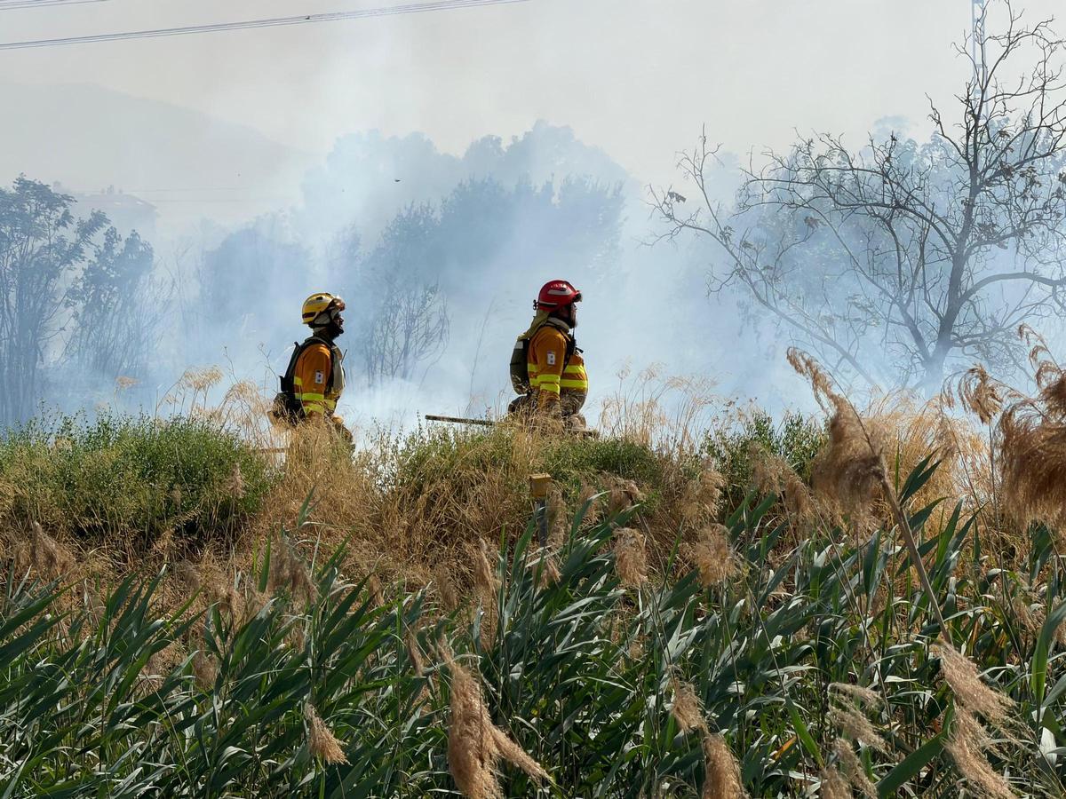 Los bomberos evalúan el perímetro del incendio en El Malecón.