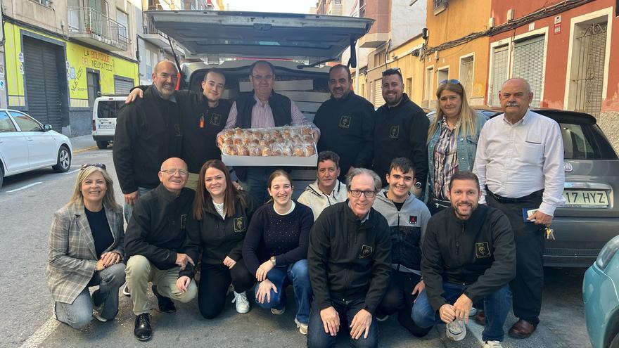 La Cofradía del Perdón de Elche reparte 2.300 monas en prisiones de la provincia