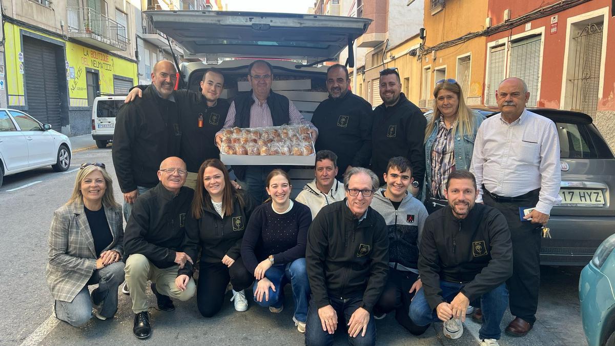 Integrantes de la Cofradía del Perdón de Elche que repartieron 2.300 monas en las prisiones de la provincia