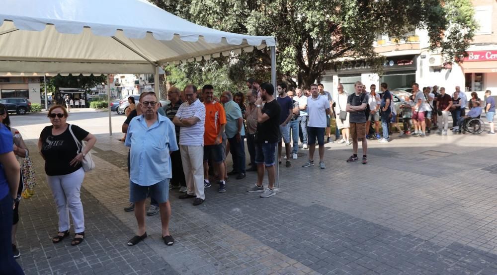 Colas en Mestalla para retirar los pases del Valencia CF