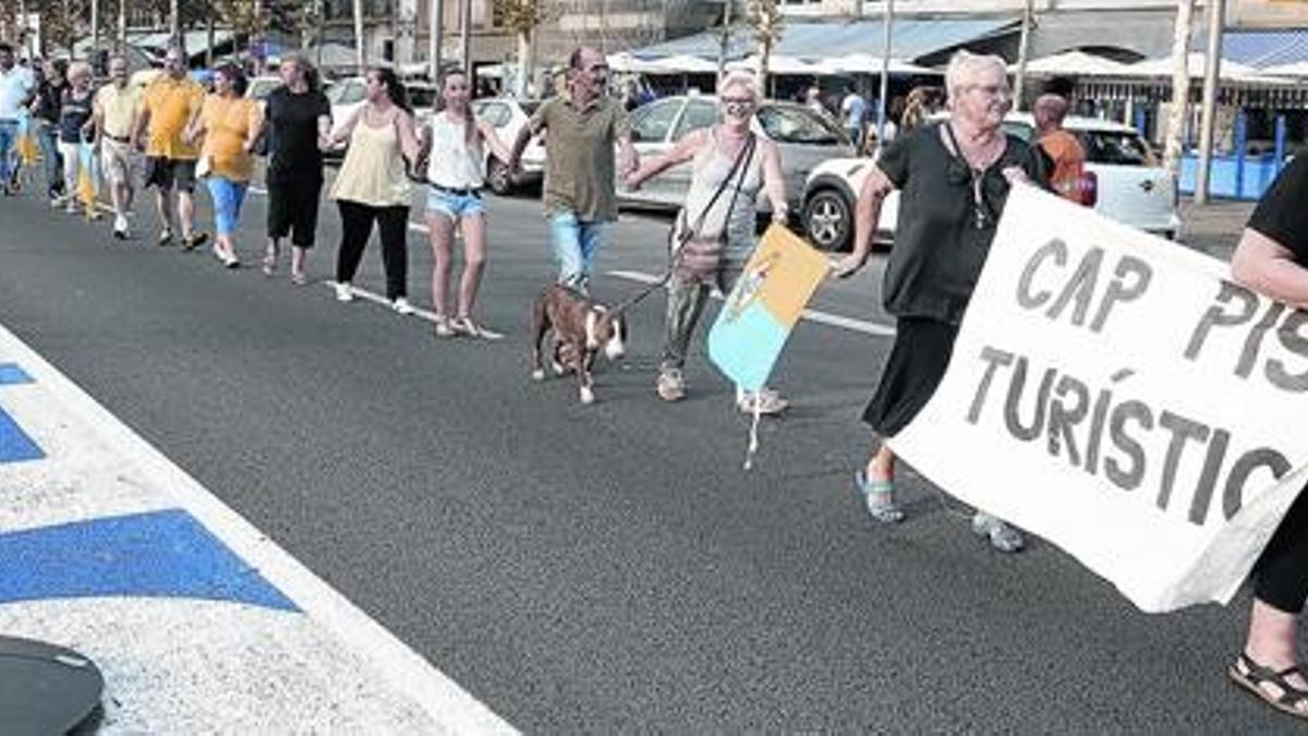 Los vecinos de la Barceloneta rodean el barrio con sus manos formando una barrera simbólica de protección contra los incívicos y el turismo de borrachera, ayer por la tarde.