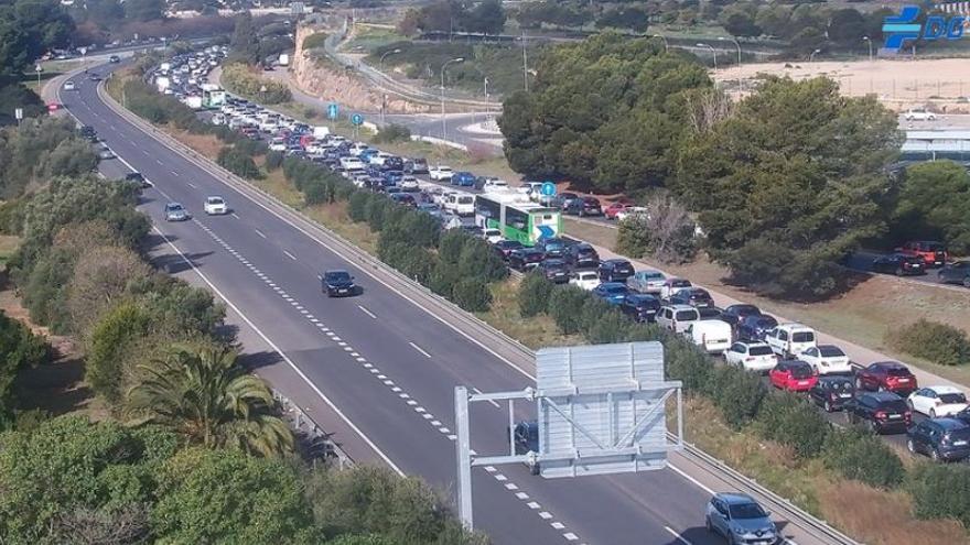Conductores atrapados en el atasco: &quot;Llevamos una hora parados entre el Molinar y el Coll d&#039;en Rabassa&quot;