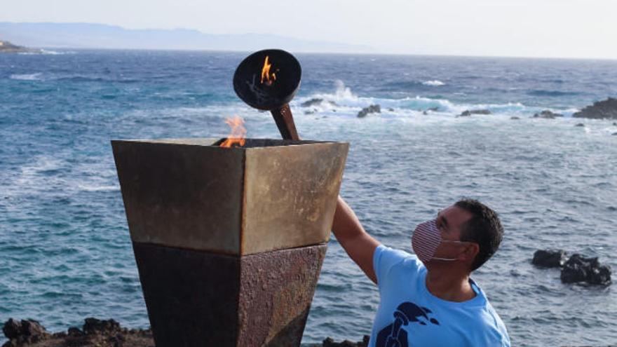 El concejal de Deportes, Andrés Martínez, es el porteador de la antorcha.