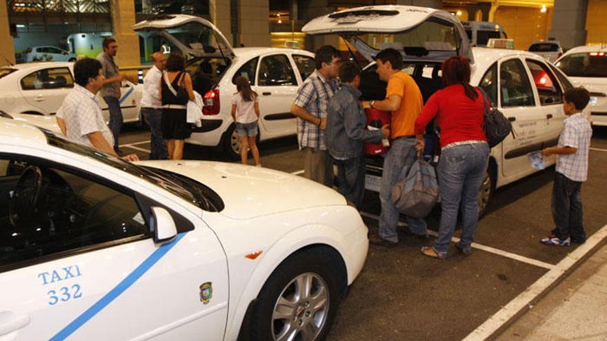 Imagen de archivo de taxis en el aeropuerto.