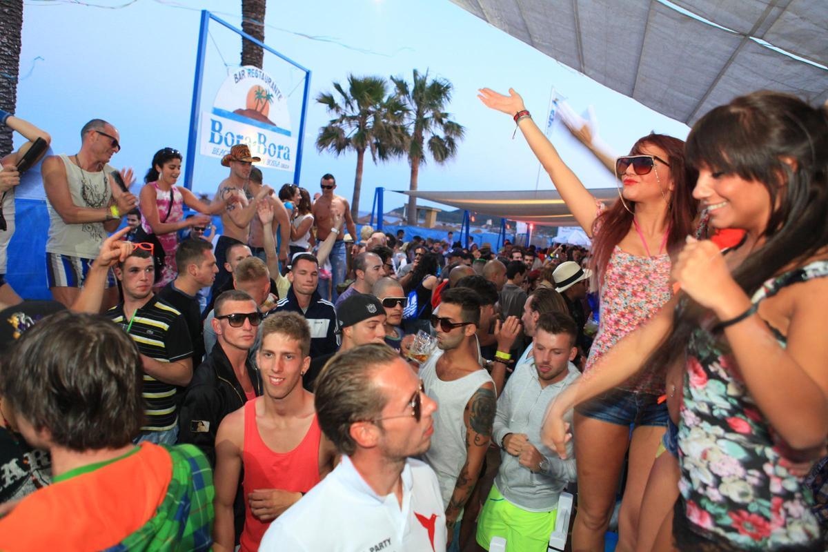 Gente divirtiéndose en Bora Bora, en Platja d'en Bossa.