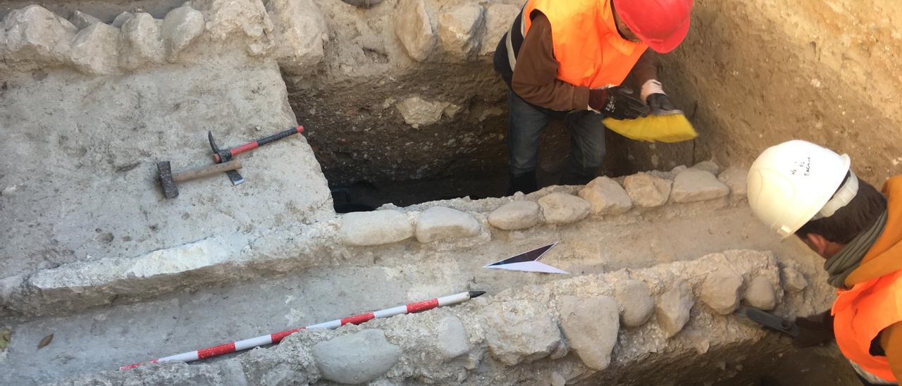 La acequia desenterrada en la plaça de Baix de Petrer.