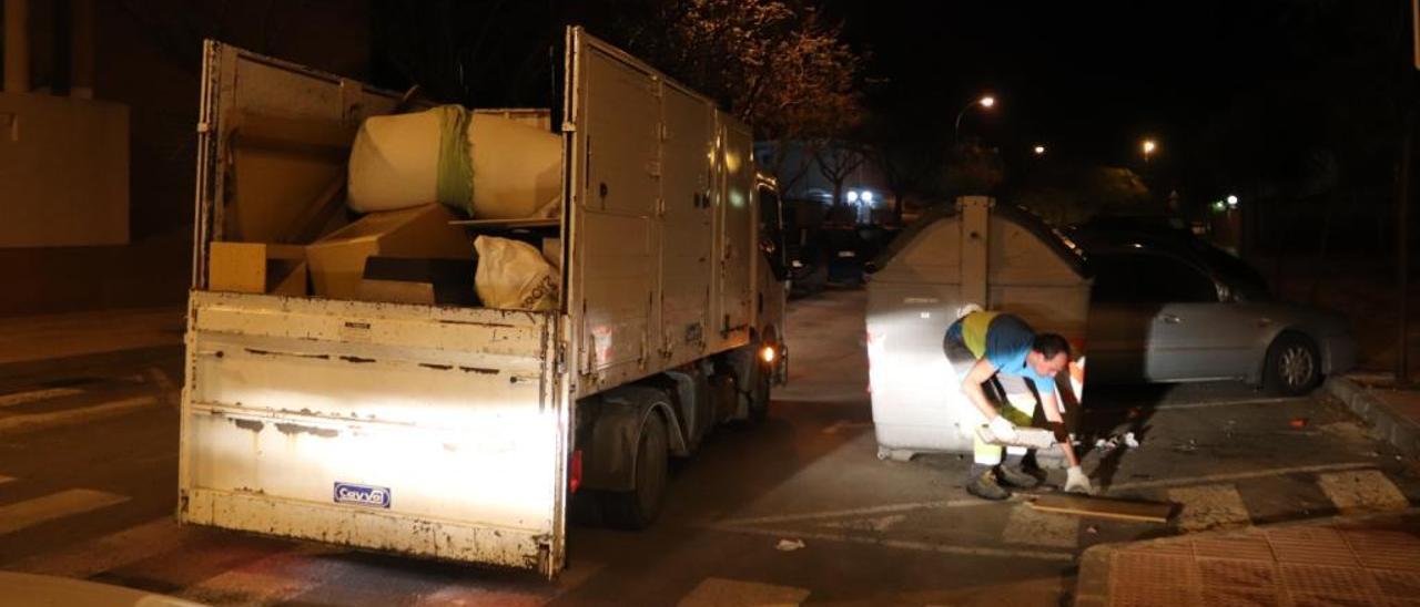 Recogida de enseres en el suelo en San Vicente.