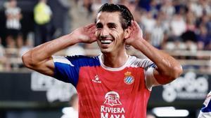 Pere Milla, el jugador del Espanyol, celebra su gol al Cartagena tras asistencia de Javi Puado