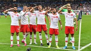 Un grupo de jugadores turcos hacen el saludo militar tras marcar un gol ante Francia el pasado lunes.