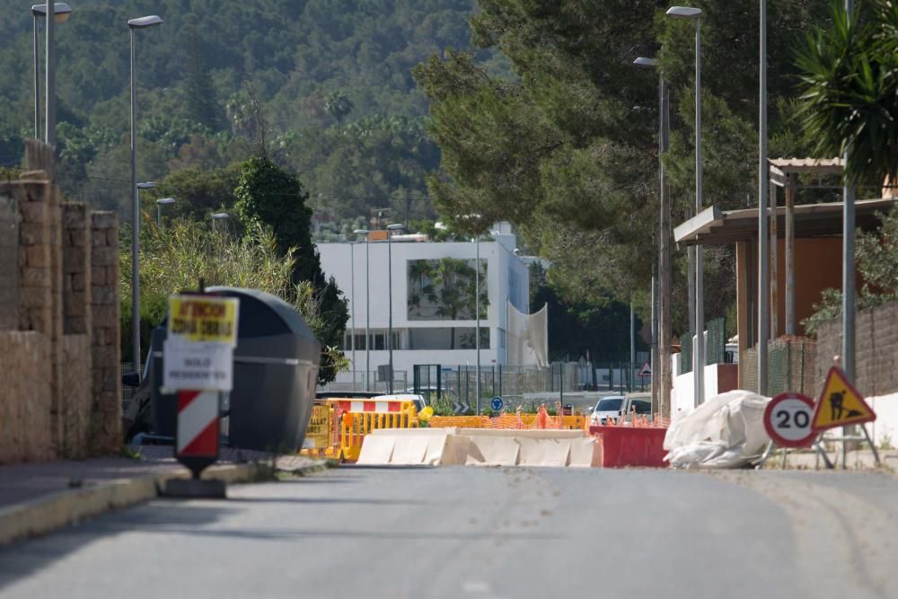 La sustitución de 500 metros de tubería del colector colapsa varias calles de la zona